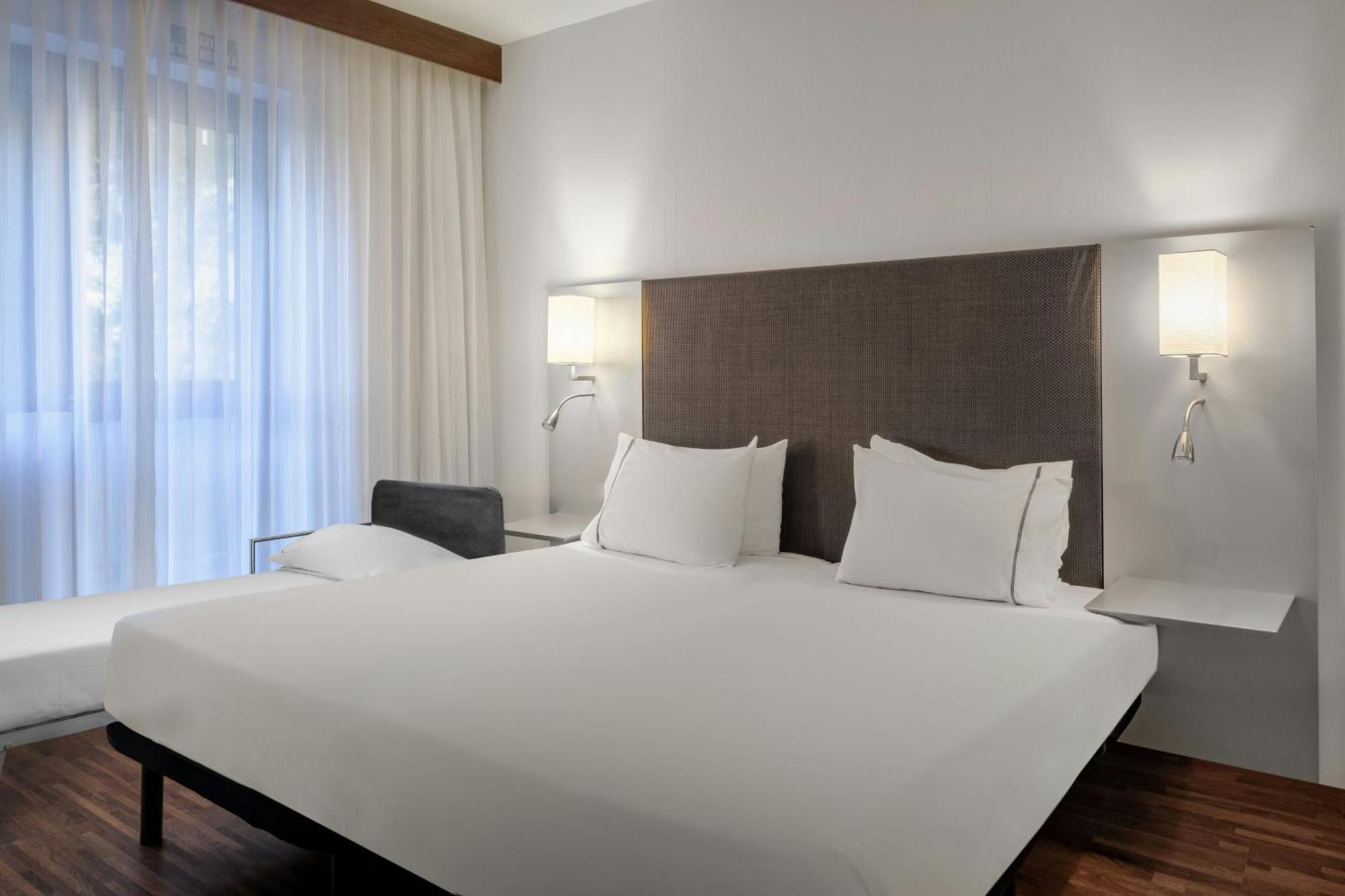 Standard Room King bed Single folding bed,1643134404:JPEG
